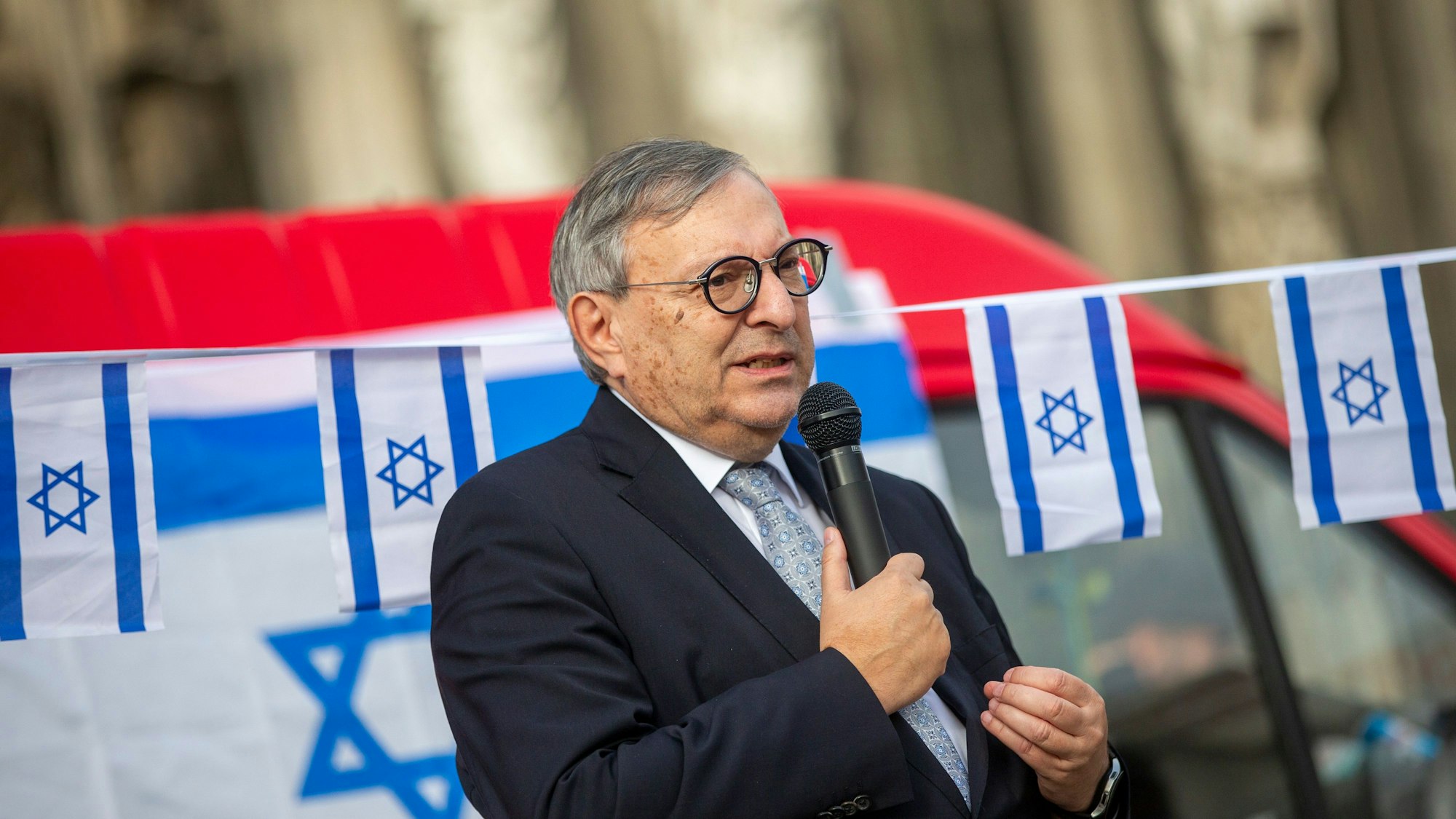Abraham Lehrer Vorstand der Synagogengemeinde Köln und Vizepräsident des Zentralrats der Juden in Deutschland während der Kundgebung.