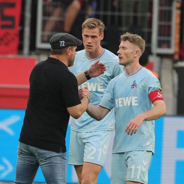 Enttäuschte Kölner Mannschaft nach dem Spiel.