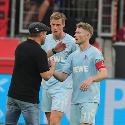 Enttäuschte Kölner Mannschaft nach dem Spiel.