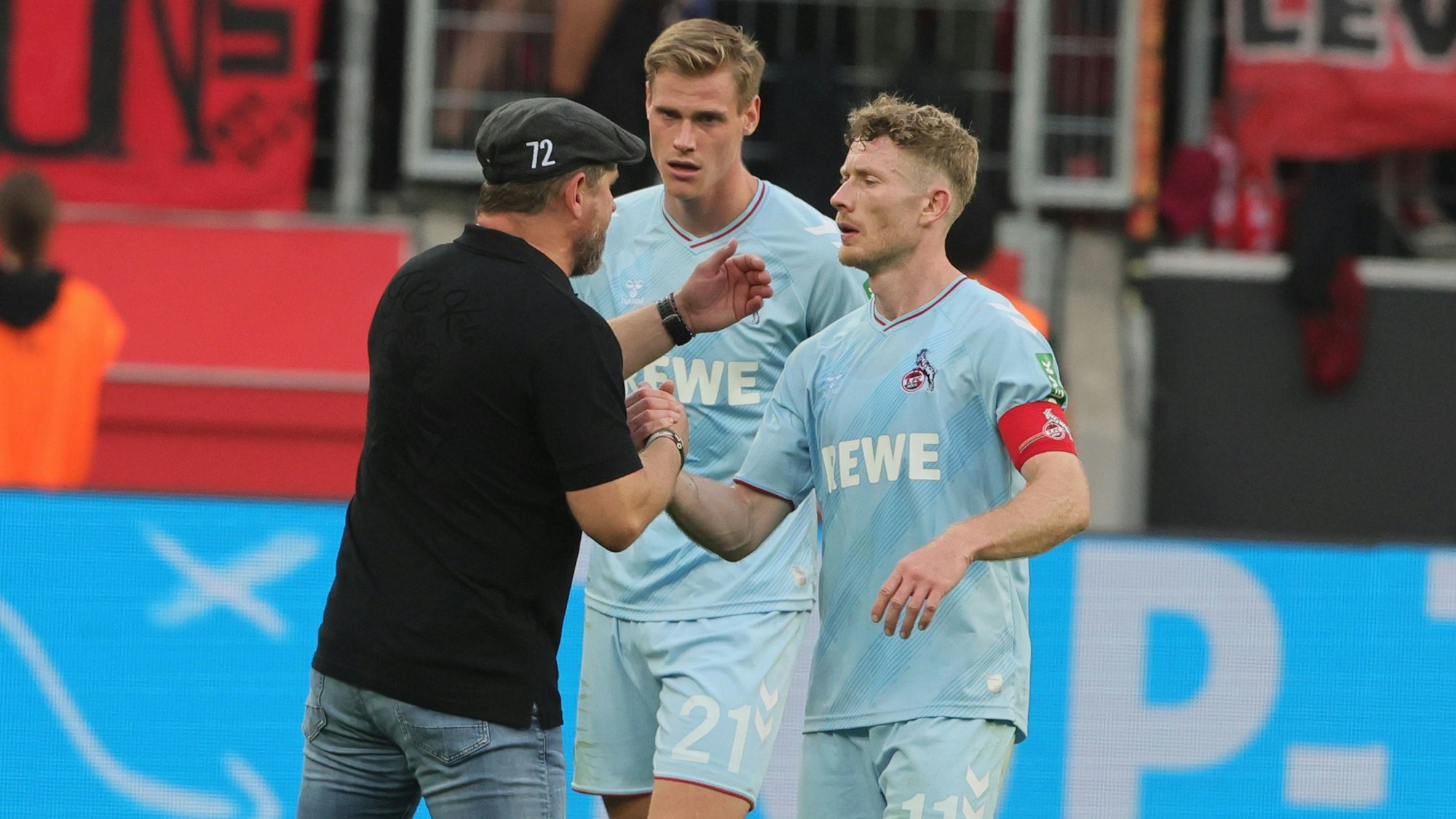 Enttäuschte Kölner Mannschaft nach dem Spiel.