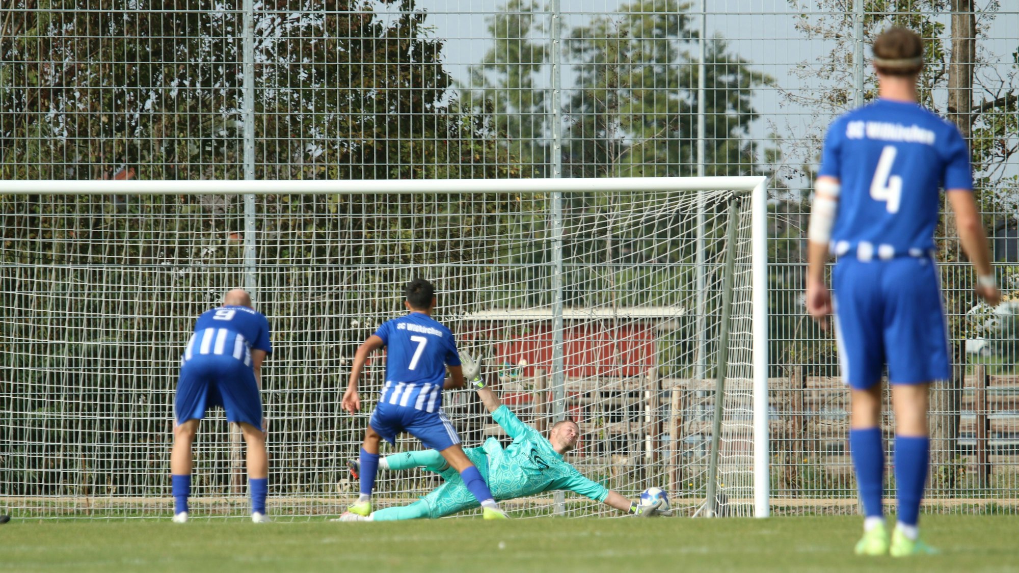 Torwart Robin Metternich streckt sich gegen den Elfmeter von Deniz Isitmen vergeblich.