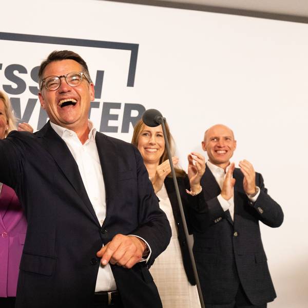 Boris Rhein (CDU), Ministerpräsident von Hessen, lässt sich bei der CDU-Wahlparty von seinen Anhängern feiern.