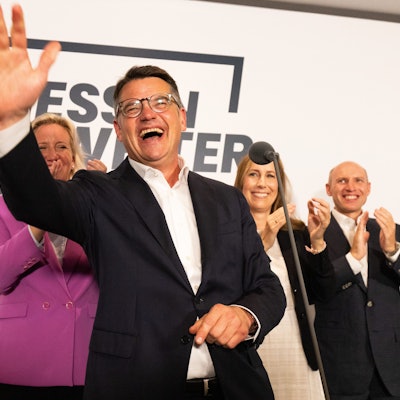 Boris Rhein (CDU), Ministerpräsident von Hessen, lässt sich bei der CDU-Wahlparty von seinen Anhängern feiern.