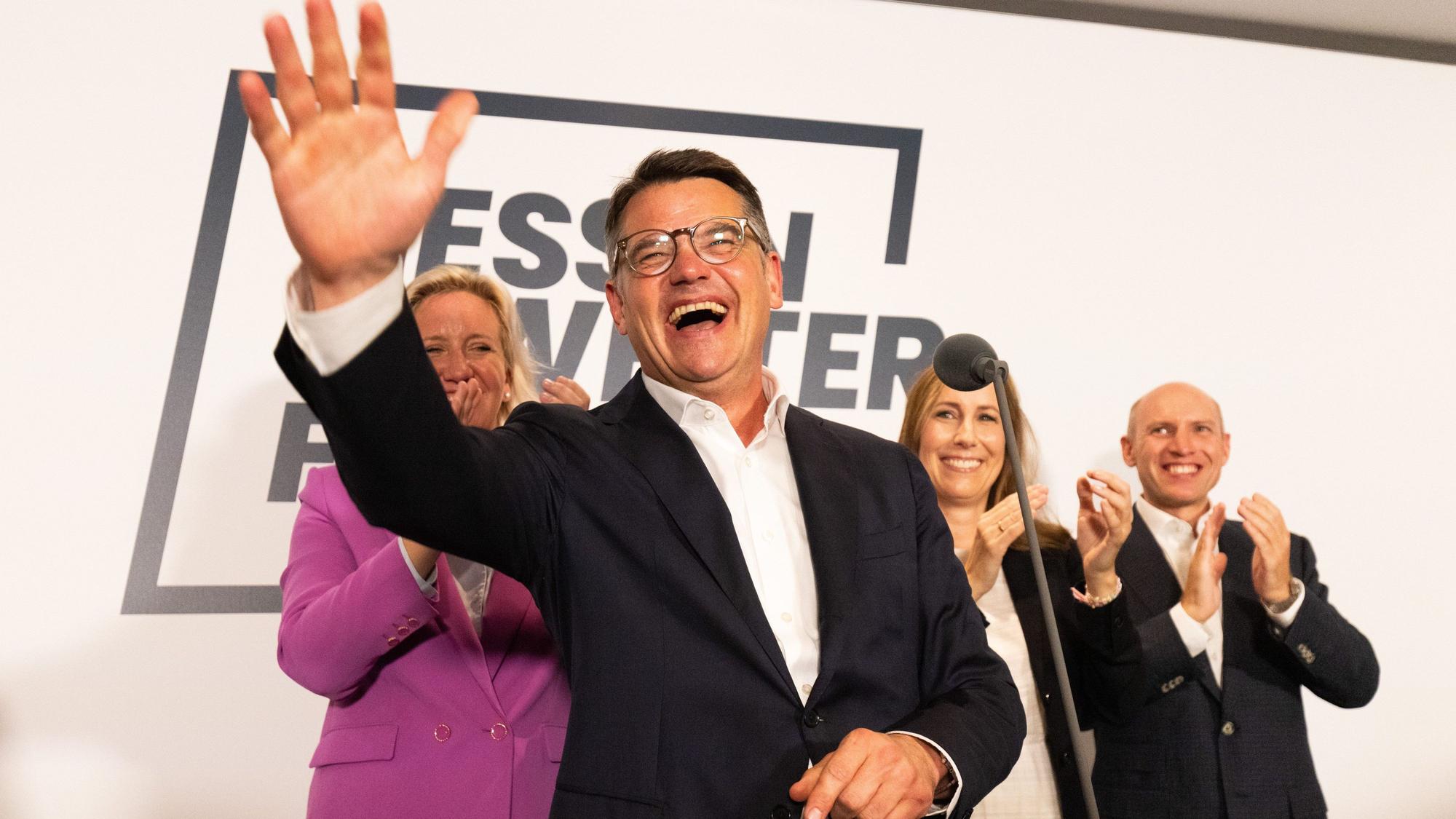 Boris Rhein (CDU), Ministerpräsident von Hessen, lässt sich bei der CDU-Wahlparty von seinen Anhängern feiern.