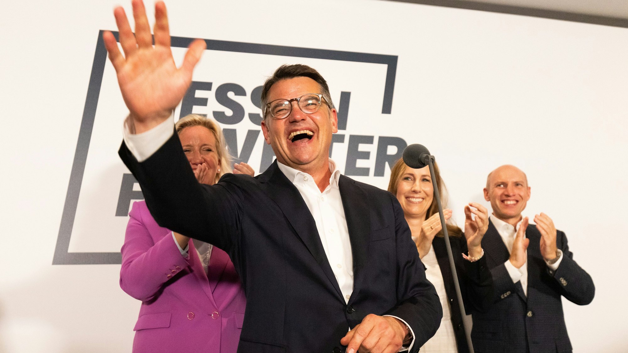 Boris Rhein (CDU), Ministerpräsident von Hessen, lässt sich bei der CDU-Wahlparty von seinen Anhängern feiern.