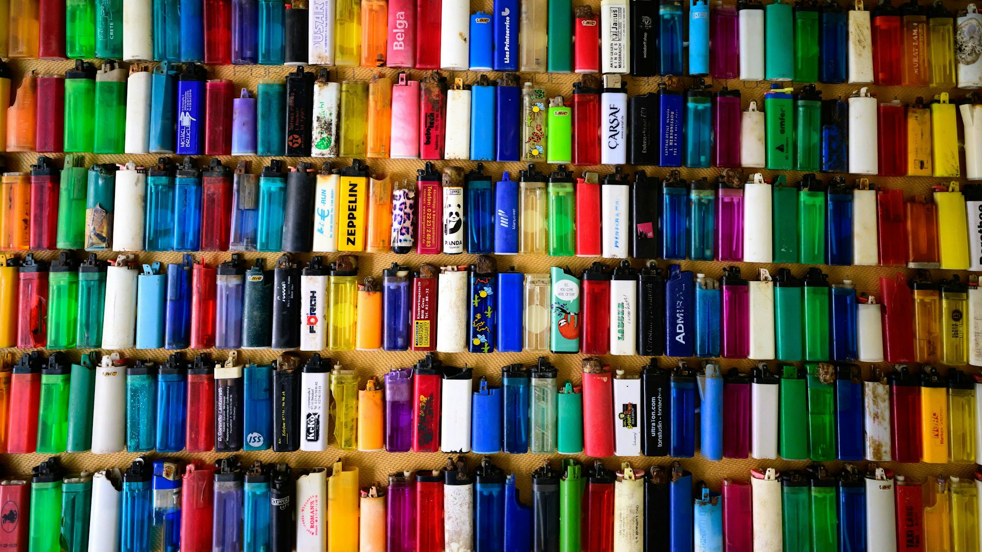 Weggeworfene Feuerzeuge in allen Farben