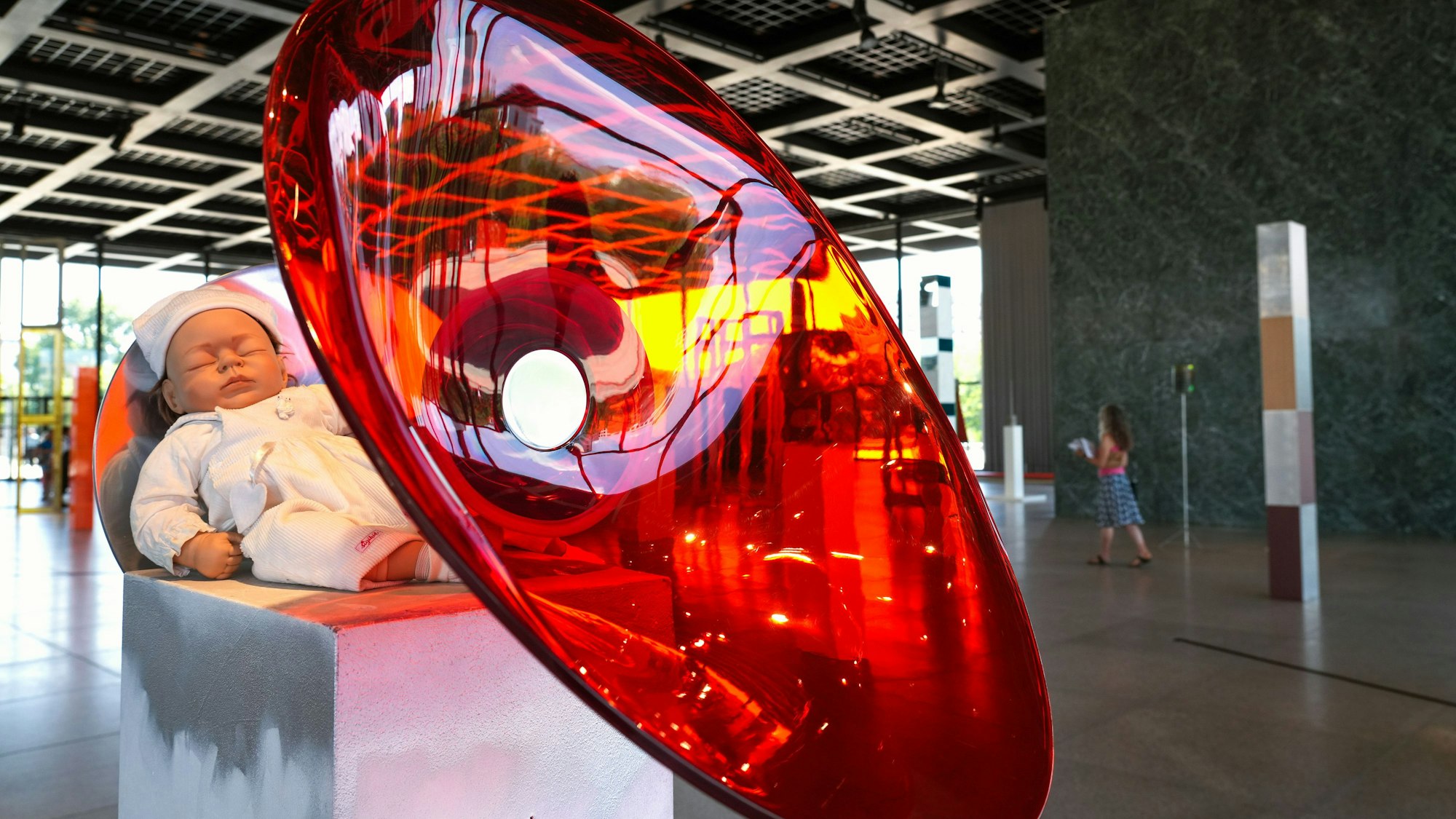 Das Werk „Der junge Gewichtheber“ (2004, Plastik, Holz, Spiegelfolie, Farbspray) von Isa Genzke.