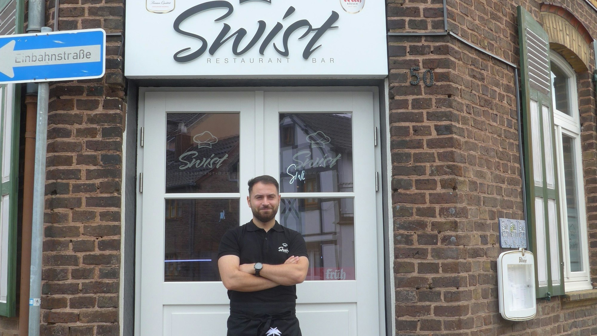 Der neue Gastgeber Berat Külekci steht vor der Restaurant Bar Swist in Heimerzheim.