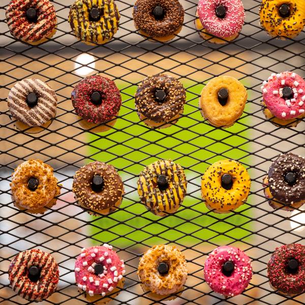 Bunte Donuts sind auf einem Rost ausgestellt