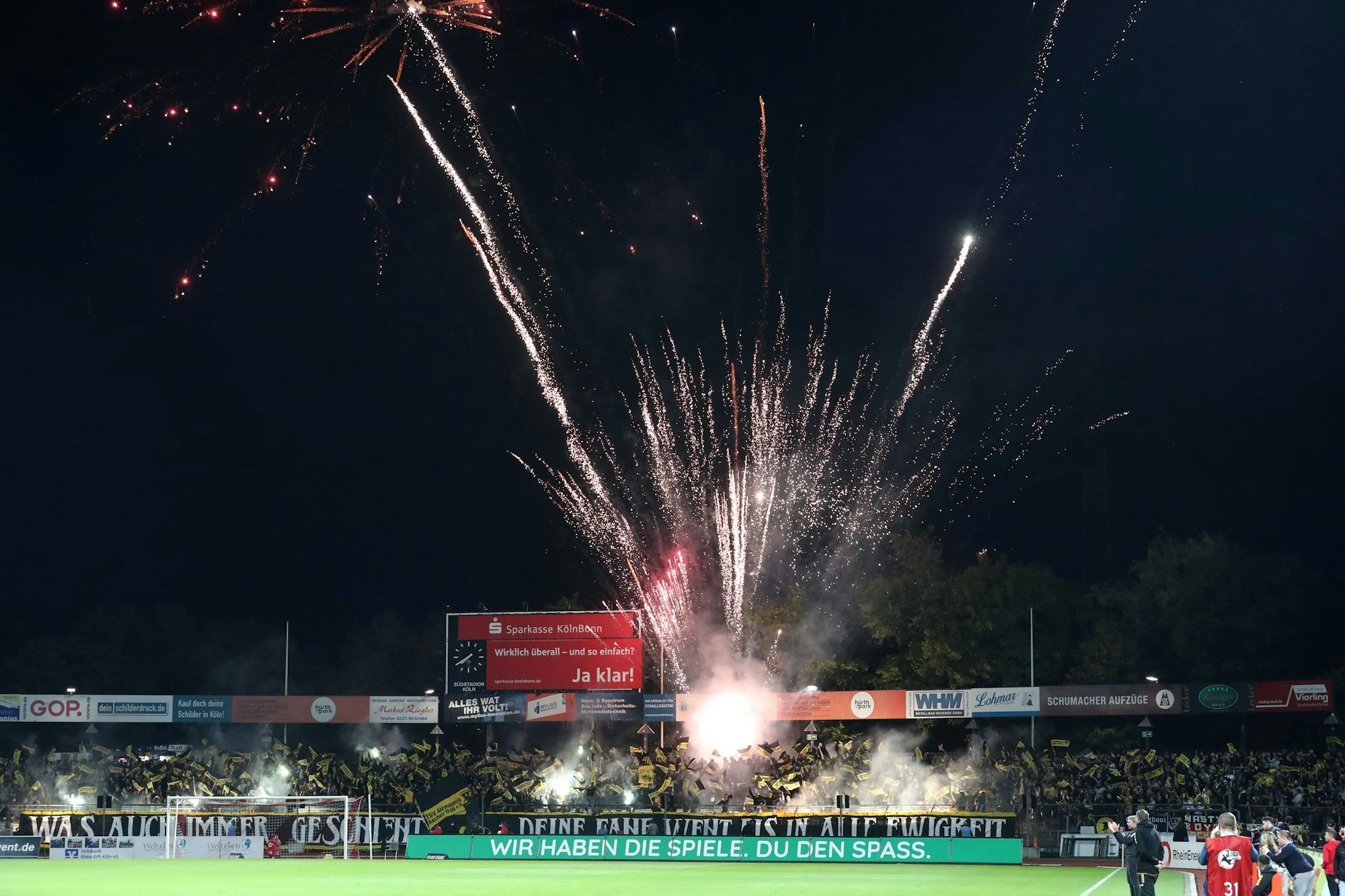 SC Fortuna Köln vs. Alemannia Aachen, 4.Liga,
Pyrotechnik im Aachener Block, 06.10.2023, Bild: Herbert Bucco