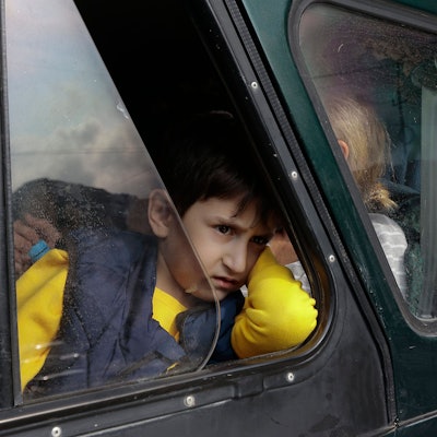 Ein Junge aus Berg-Karabach blickt aus einem Auto auf die Ankunft in der Region Syunik.