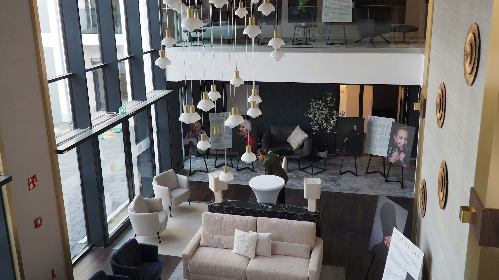 Ein Atrium mit Sitzmöglichkeiten.