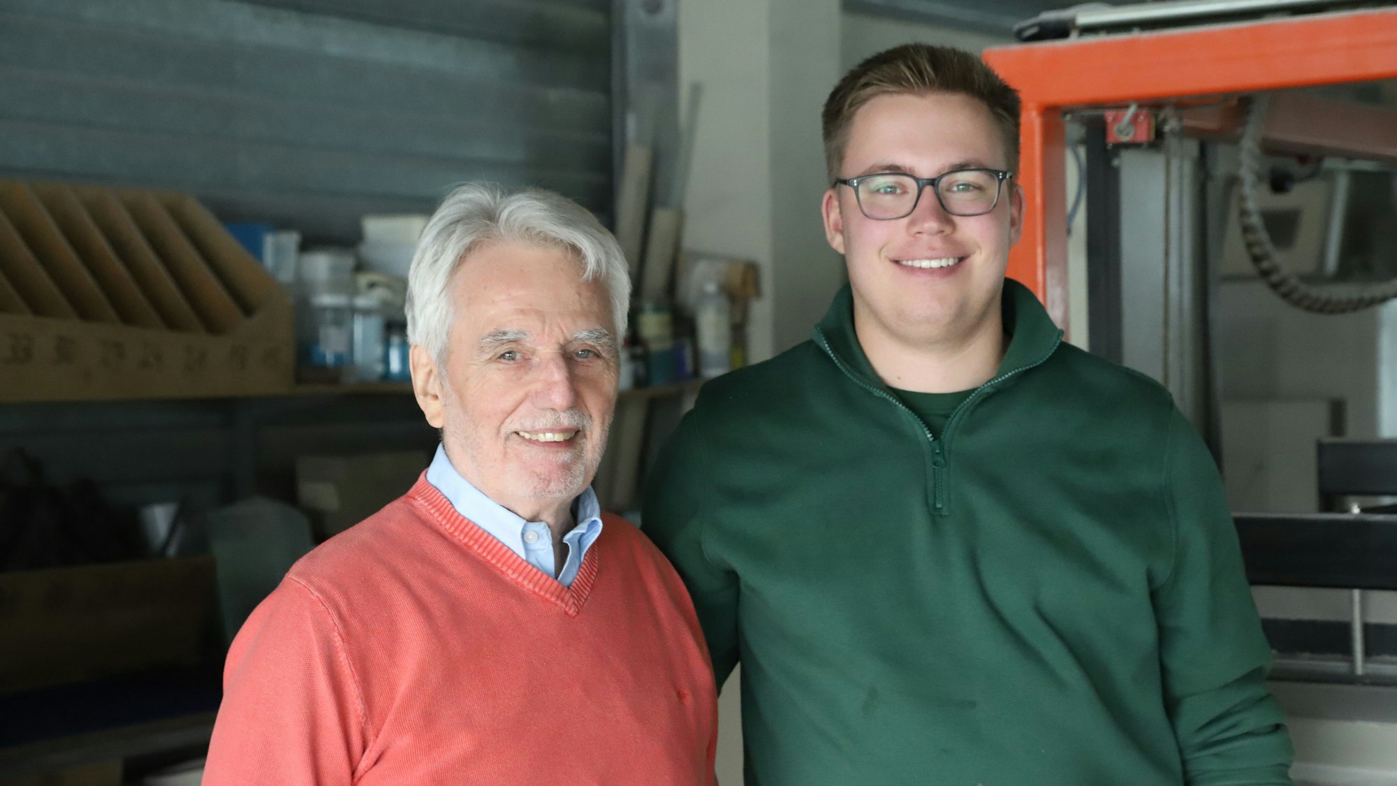 Karl-Heinz Decker (83) übergibt seinen Betrieb für Glasarbeiten an seinen Enkel Max (19). Hier stehen die beide vor den Öfen, mit denen Glas gebogen oder gewölbt werden kann.