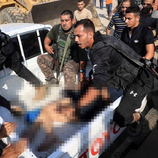 Militante Palästinenser umringen am 7. Oktober im Gazastreifen einen Pick-up, auf dem ein Entführungsopfer liegt.