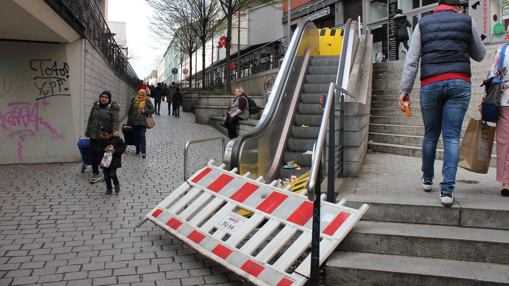 Die defekte Rolltreppe zwischen der KVB-Haltestelle Wiener Platz und der Buchheimer Straße harrt seit vielen Jahren auf ihre Reparatur. Foto: Uwe Schäfer