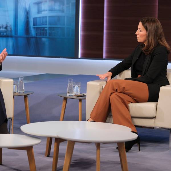 Cem Özdemir (l., Bündnis 90/Die Grünen) und Anne Will diskutierten über das Ergebnis der Landtagswahlen Bayern und Hessen.