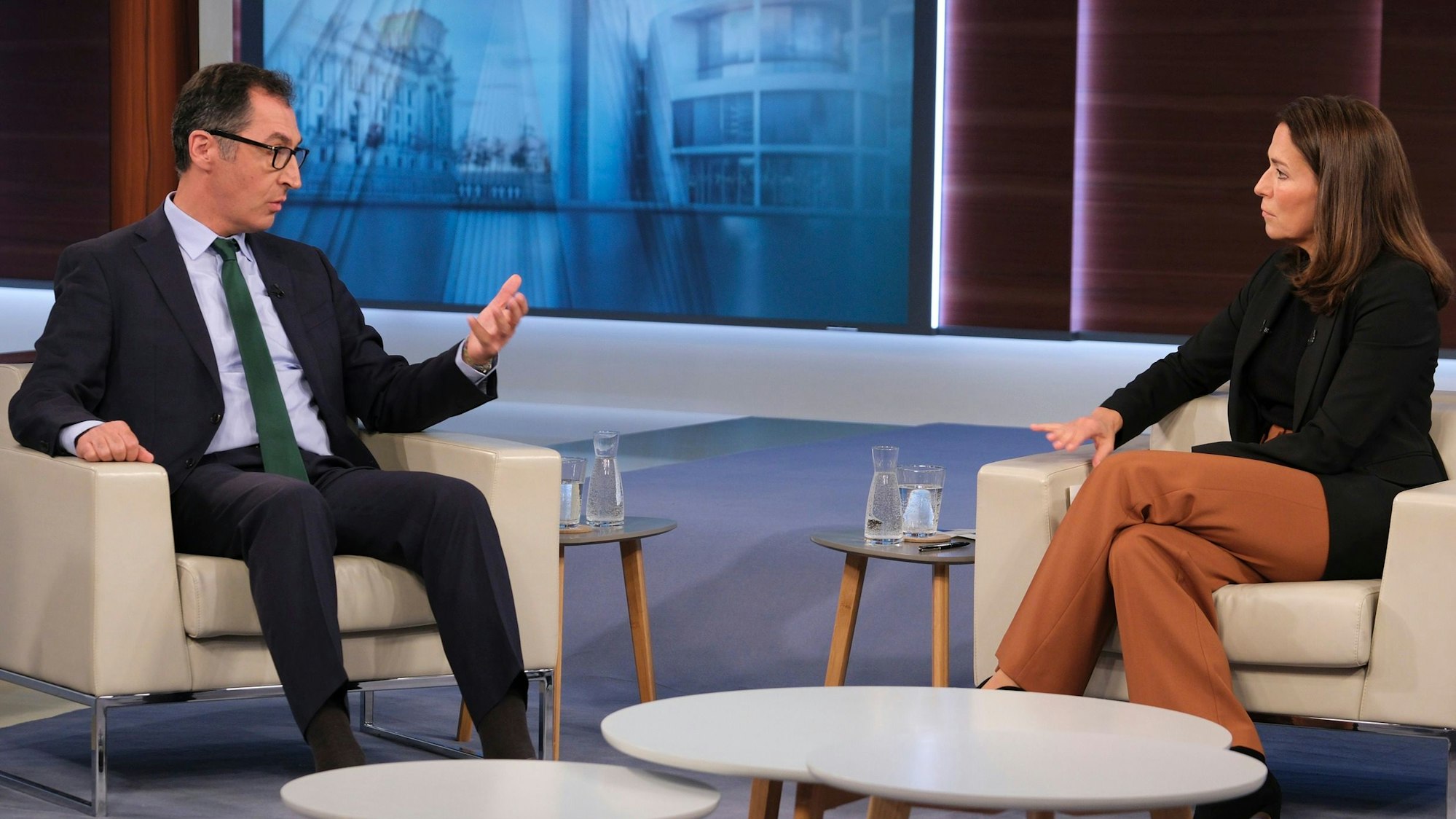 Cem Özdemir (l., Bündnis 90/Die Grünen) und Anne Will diskutierten über das Ergebnis der Landtagswahlen Bayern und Hessen.