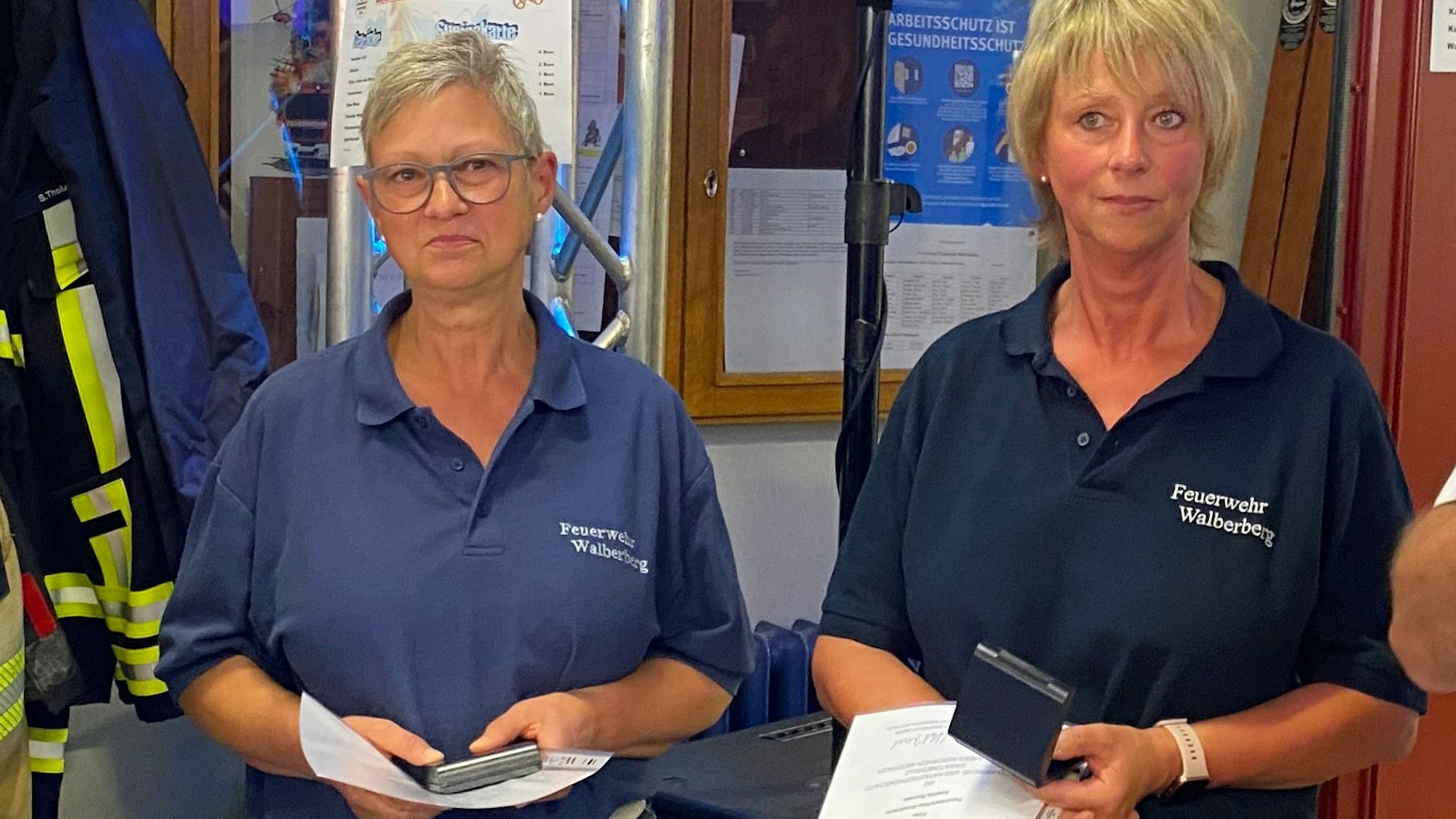 Die beiden Feuerwehrfrauen Ute Steffens und Andrea Rosen mit ihren Fluthelfermedaillen.