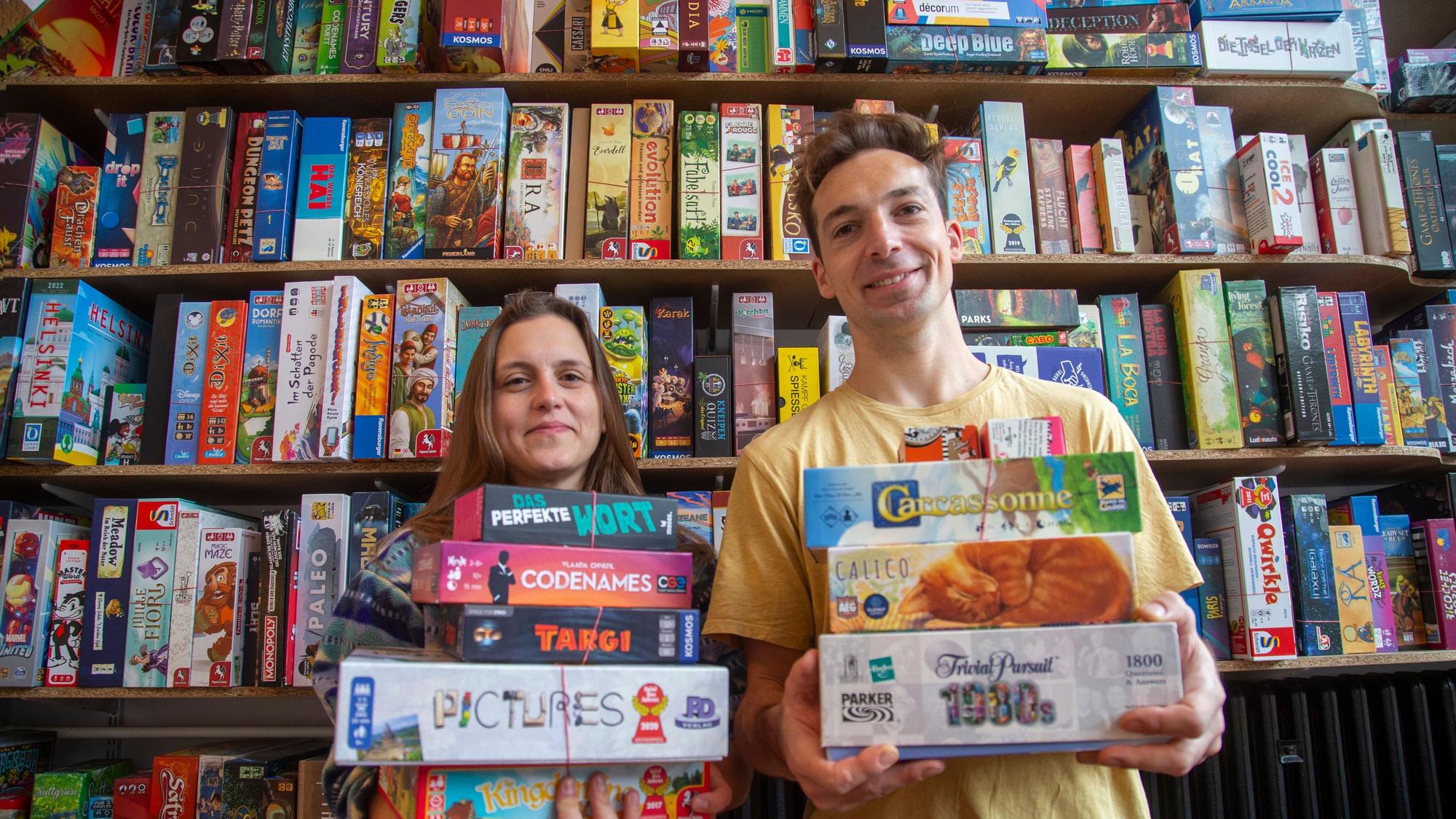 Katharina Müller und Daan Stapelbroek im neuen Brettspielcafé am Kölner Südbahnhof.