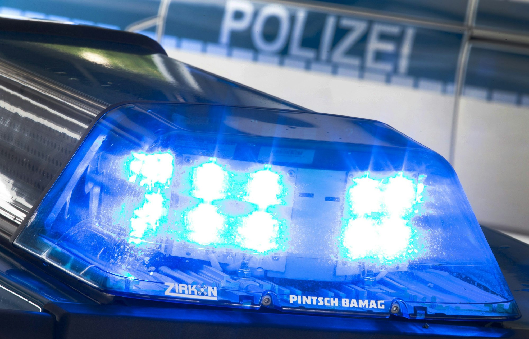Ein Blaulicht leuchtet auf dem Dach eines Polizeiwagens. (Symbolbild)