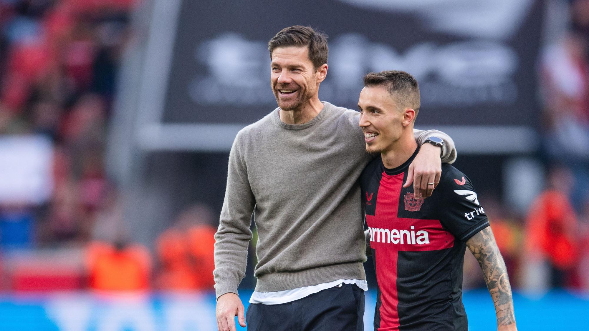 Bayer-Trainer Xabi Alonso und der gegen den 1. FC Köln wieder einmal überragende Alejandro Grimaldo (r.).