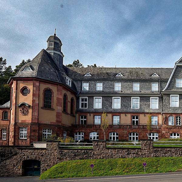 Das rund 100 Jahre alte, ehemalige Kloster liegt in Nettersheim am Ortsausgang in Richtung Zingsheim.