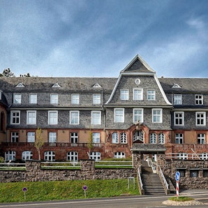 Das rund 100 Jahre alte, ehemalige Kloster liegt in Nettersheim am Ortsausgang in Richtung Zingsheim.