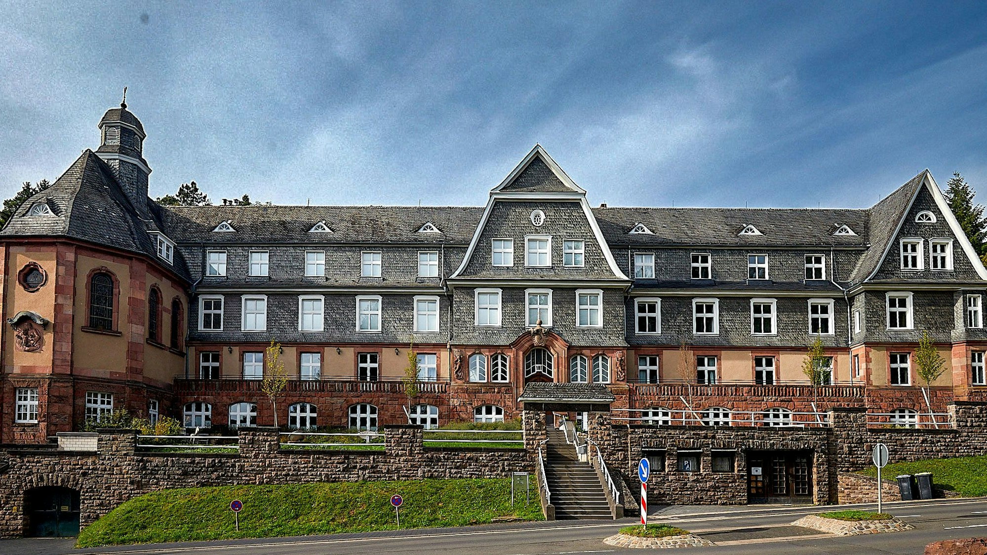 Das rund 100 Jahre alte, ehemalige Kloster liegt in Nettersheim am Ortsausgang in Richtung Zingsheim.