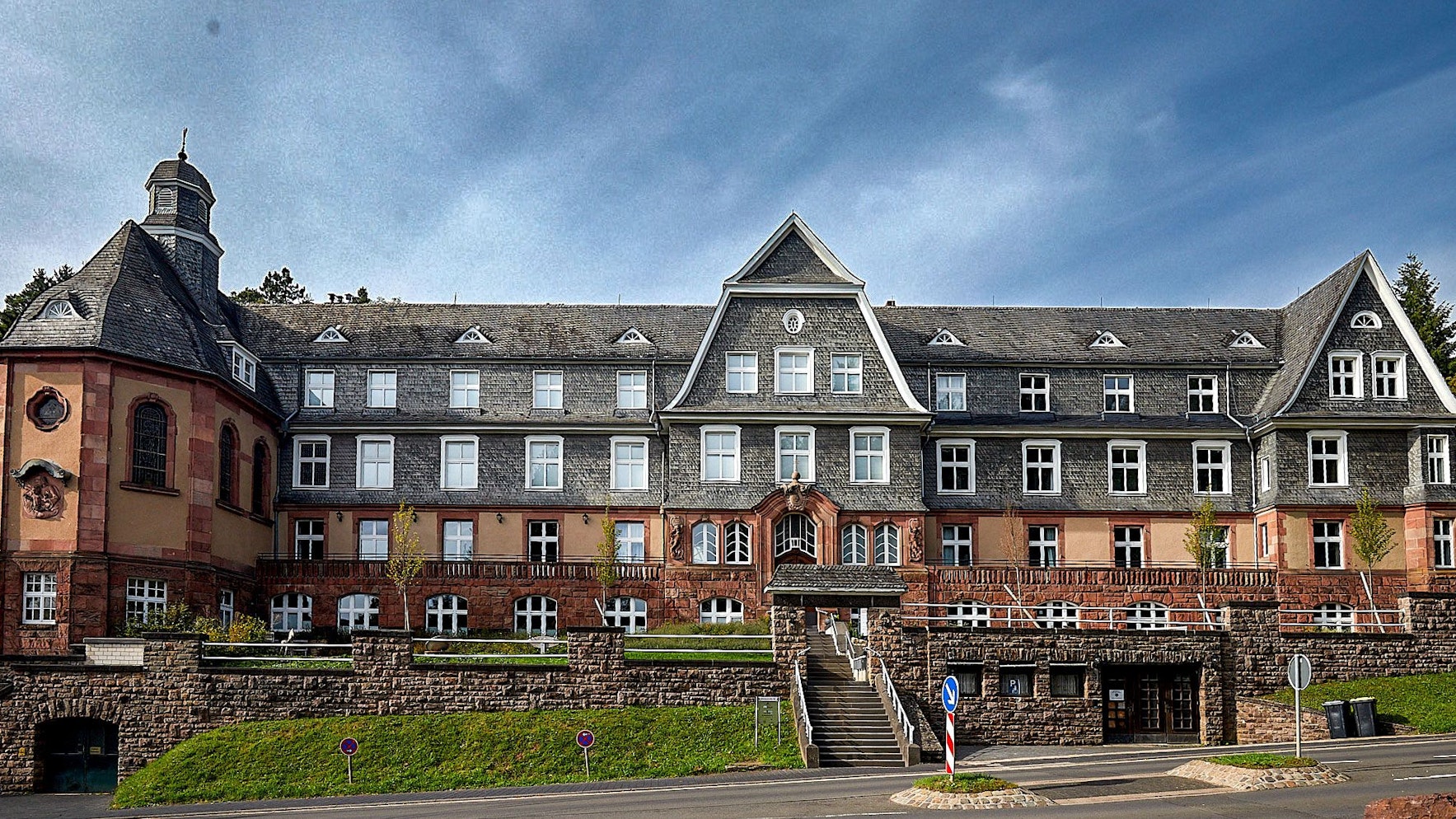 Das rund 100 Jahre alte, ehemalige Kloster liegt in Nettersheim am Ortsausgang in Richtung Zingsheim.