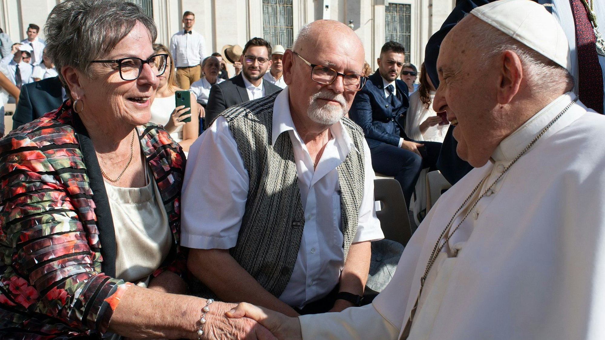 Papst Franziskus schüttelt Gisela Schwarzbach die Hand. Er gratuliert ihr und ihrem Mann Eberhard zur Diamanthochzeit.
