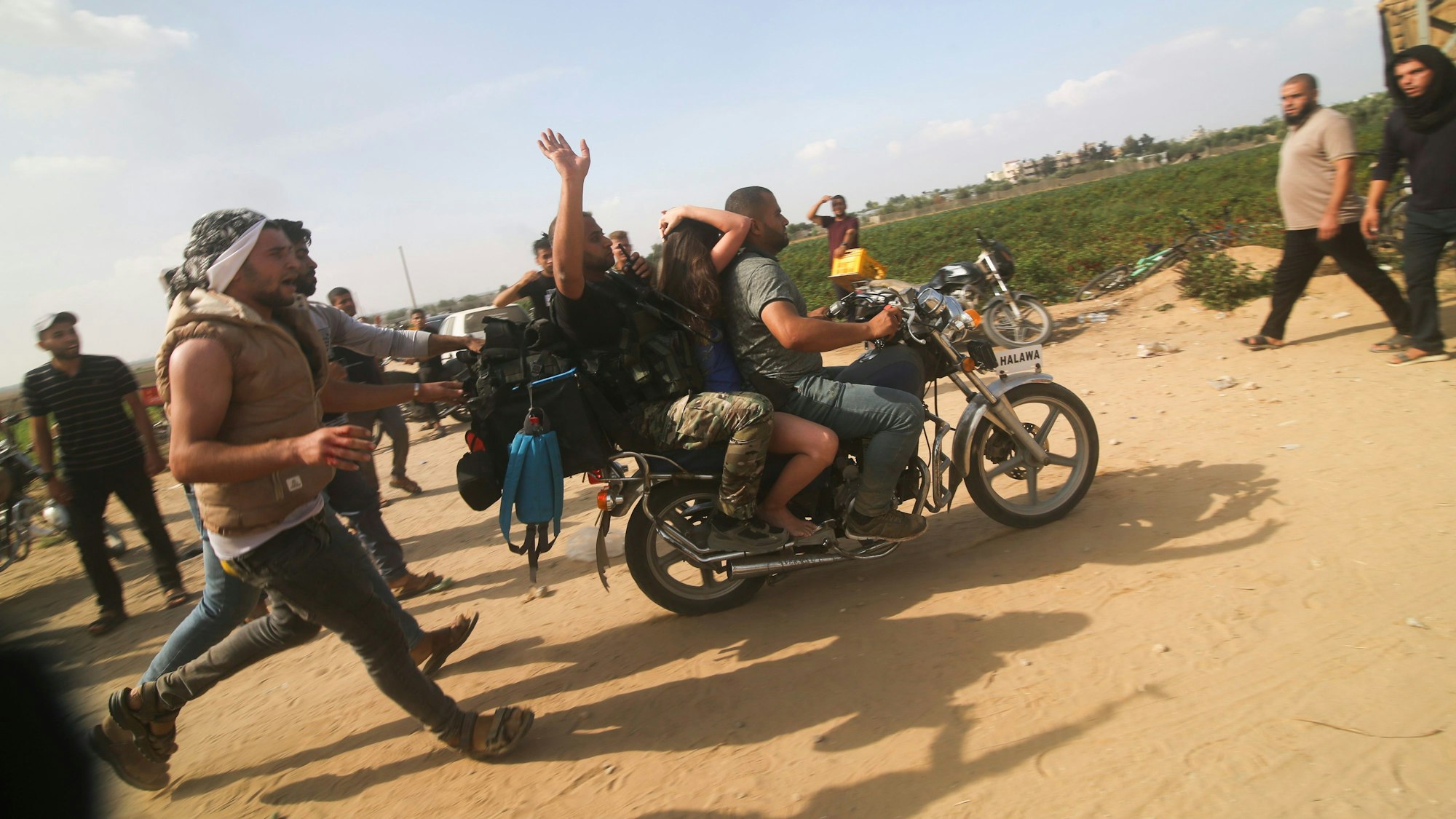 Das Foto zeigt, wie Hamas-Terroristen am Samstag eine israelische Zivilistin auf einem Motorrad aus dem Kibbuz Kfar Azza verschleppen. Insgesamt sollen mehr als 100 Menschen seit Samstagmorgen von der palästinensischen Terrorgruppe entführt worden sein.