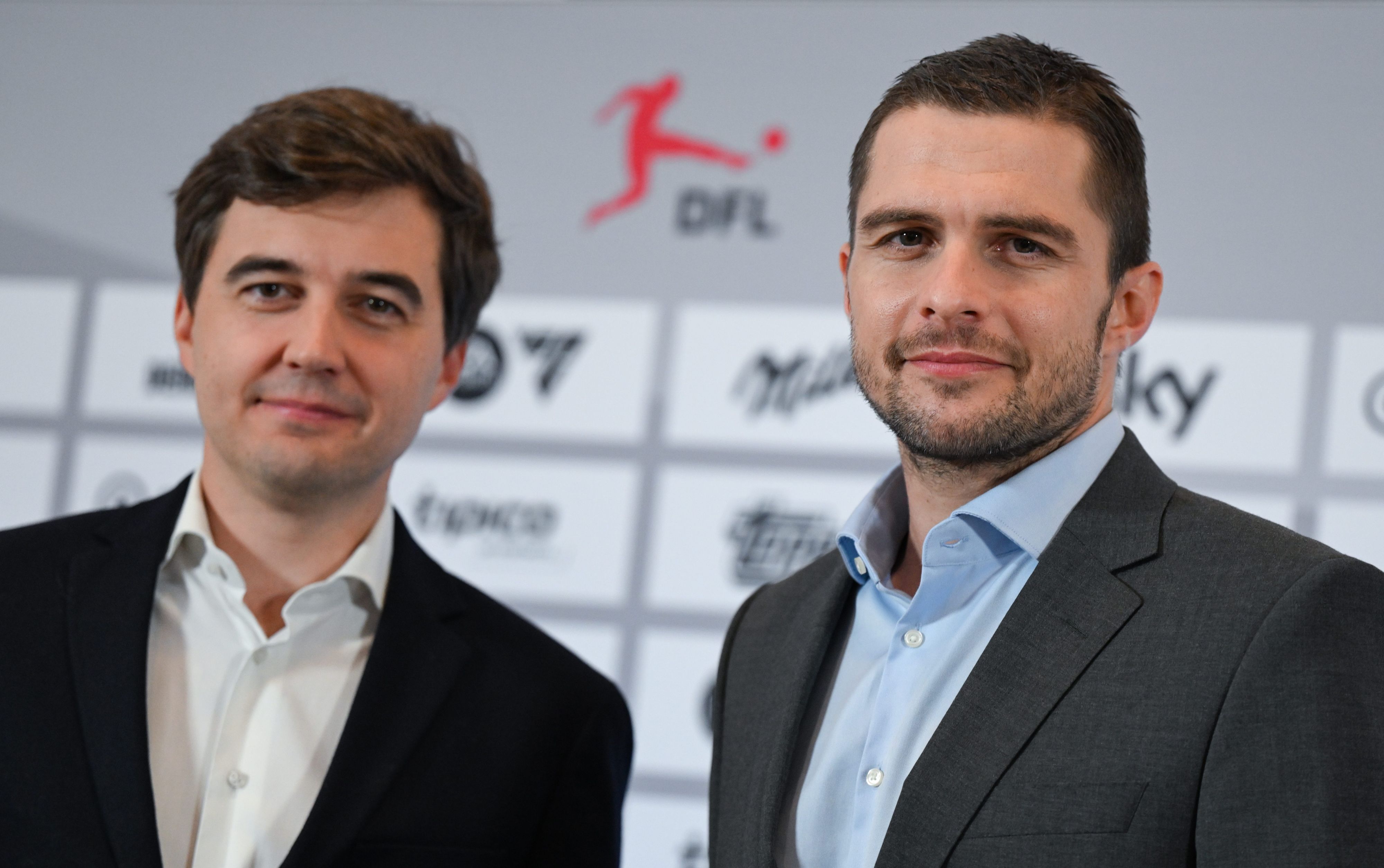 Steffen Merkel (l) und Marc Lenz, die beiden Geschäftsführer der DFL GmbH, kommen im Anschluss an die Mitgliederversammlung der Deutschen Fußball Liga (DFL) zur Pressekonferenz.