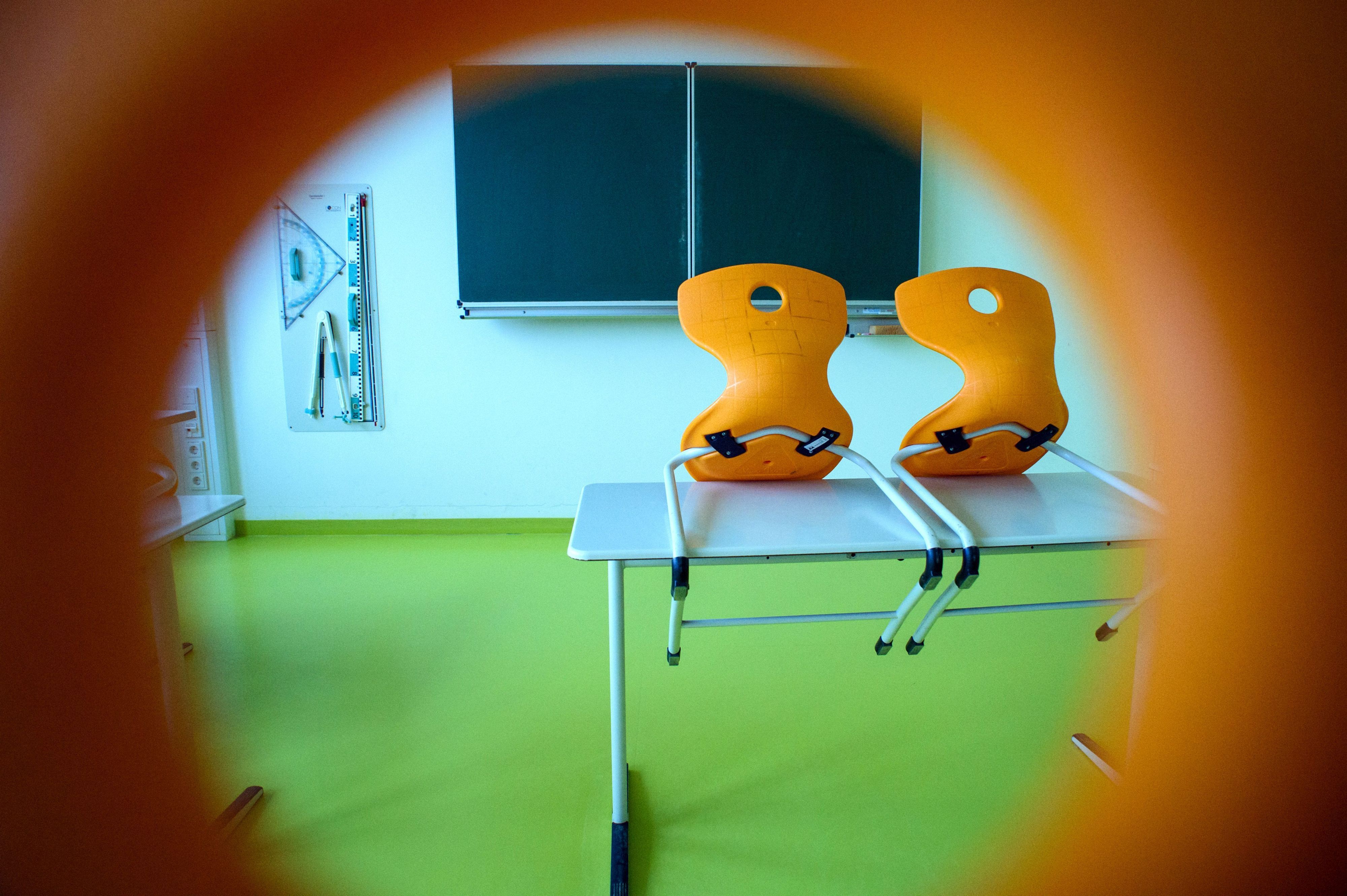 Stühle stehen in einem leeren Klassenzimmer