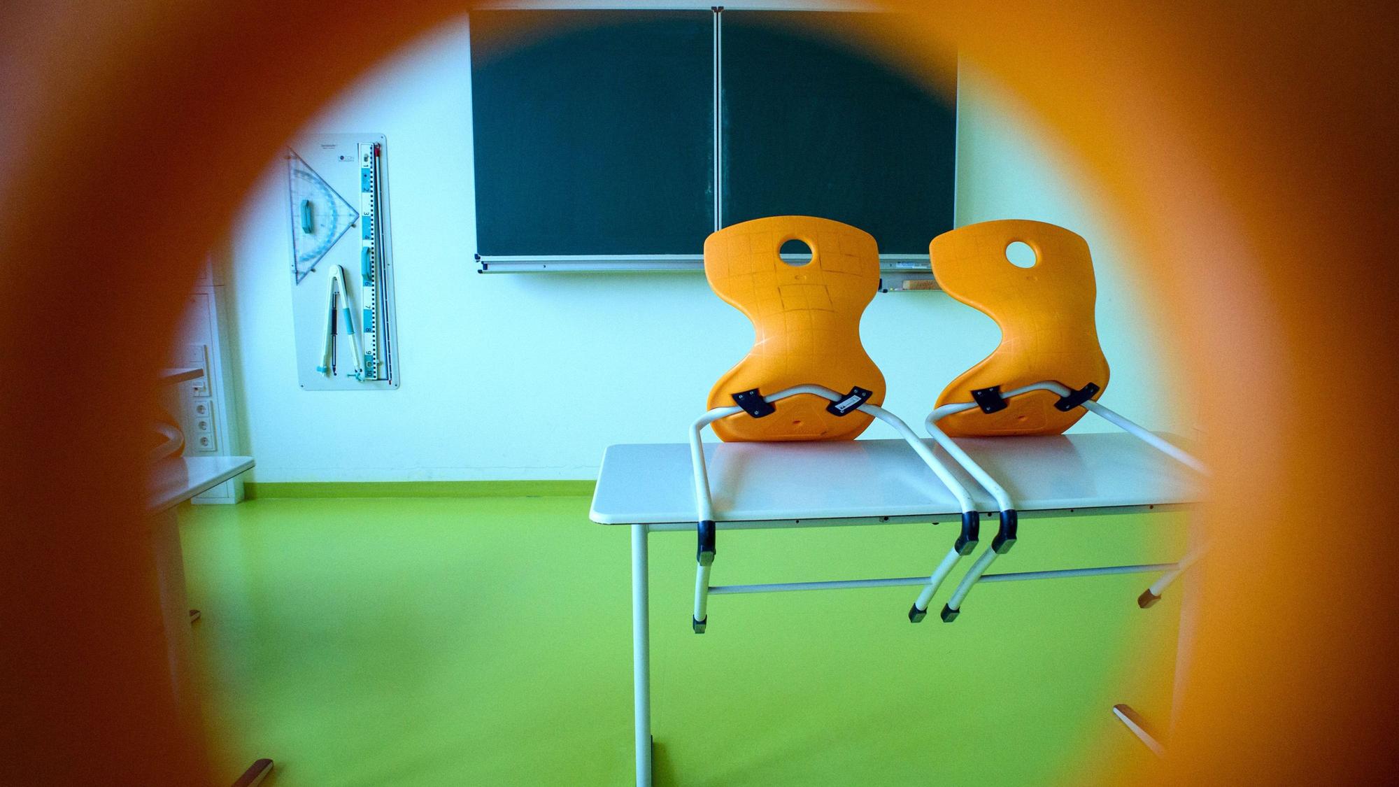 Stühle stehen in einem leeren Klassenzimmer