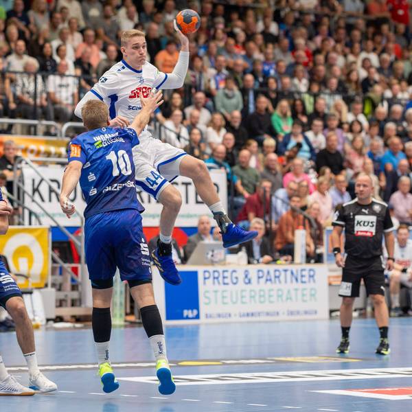 Rückraumspieler Tom Jansen springt hoch und hält dabei den Ball in der linken Hand.