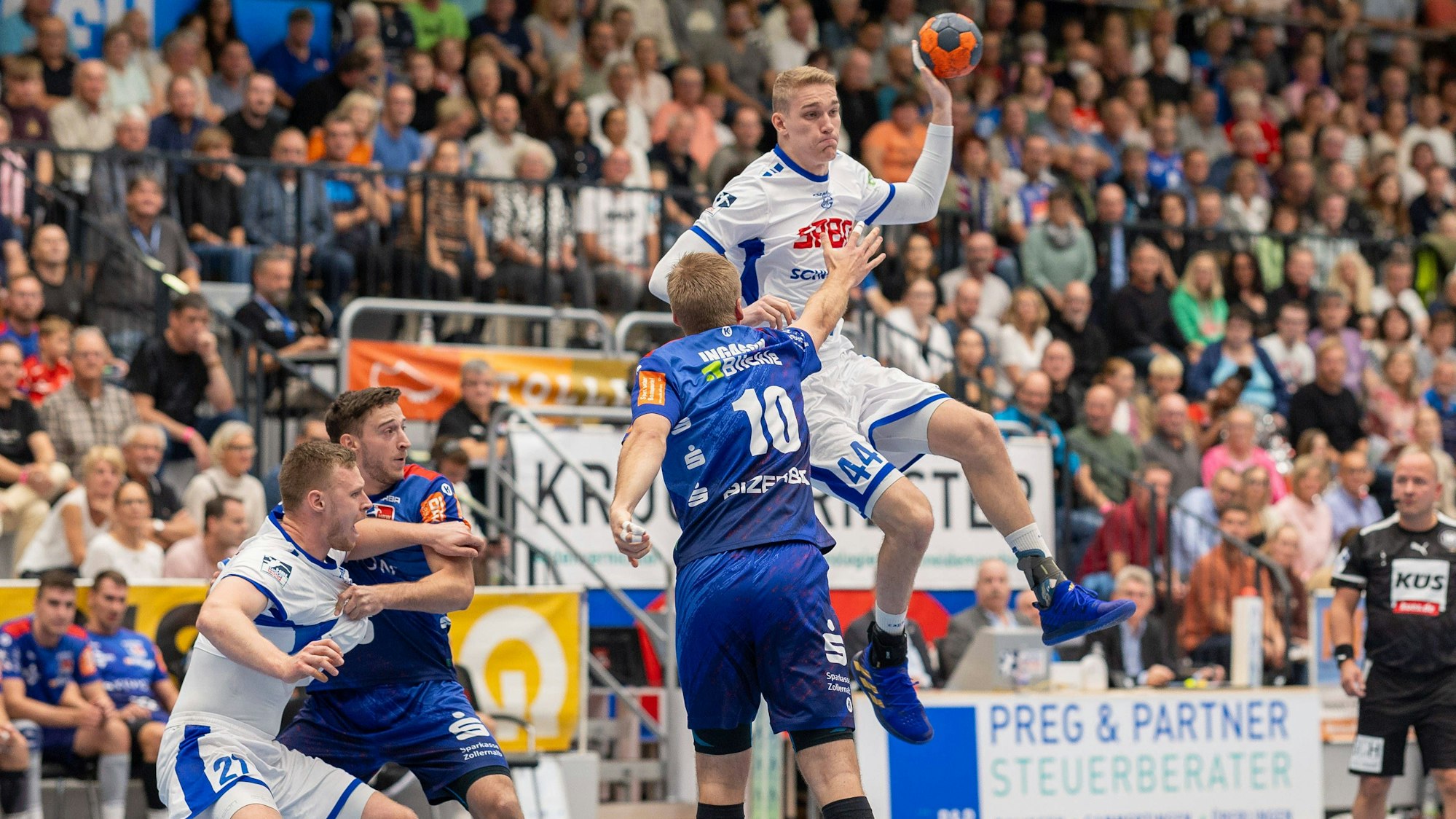 Rückraumspieler Tom Jansen springt hoch und hält dabei den Ball in der linken Hand.