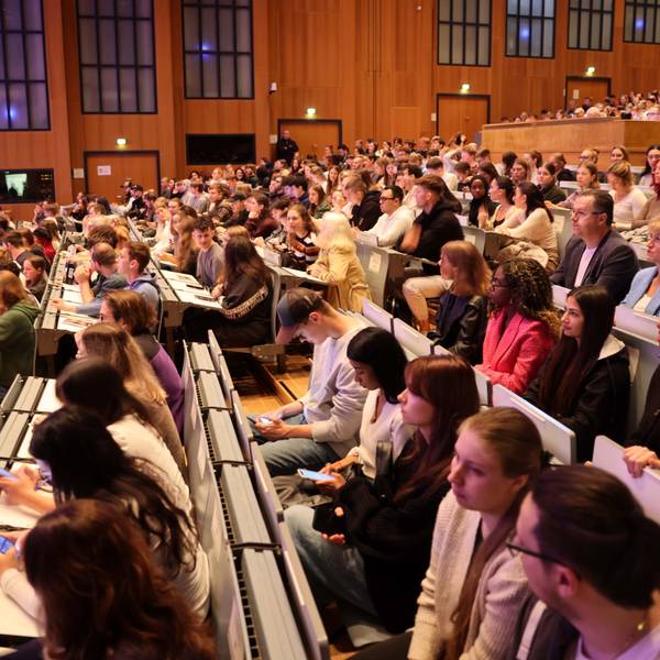 Die volle Aula der Uni Köln.