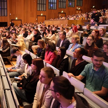 Die volle Aula der Uni Köln.