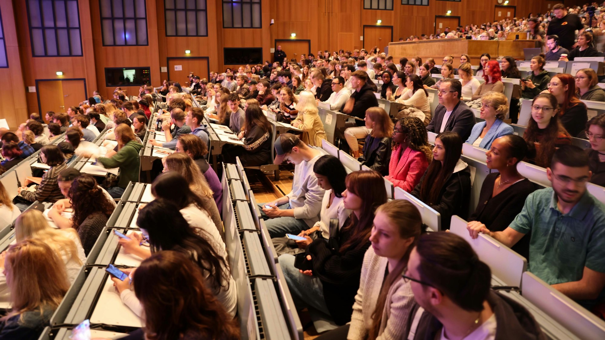 Die volle Aula der Uni Köln.