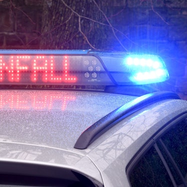 Auf dem Foto ist das Display auf dem Dach eines Polizeiwagens zu sehen, es zeigt „Unfall“ an.