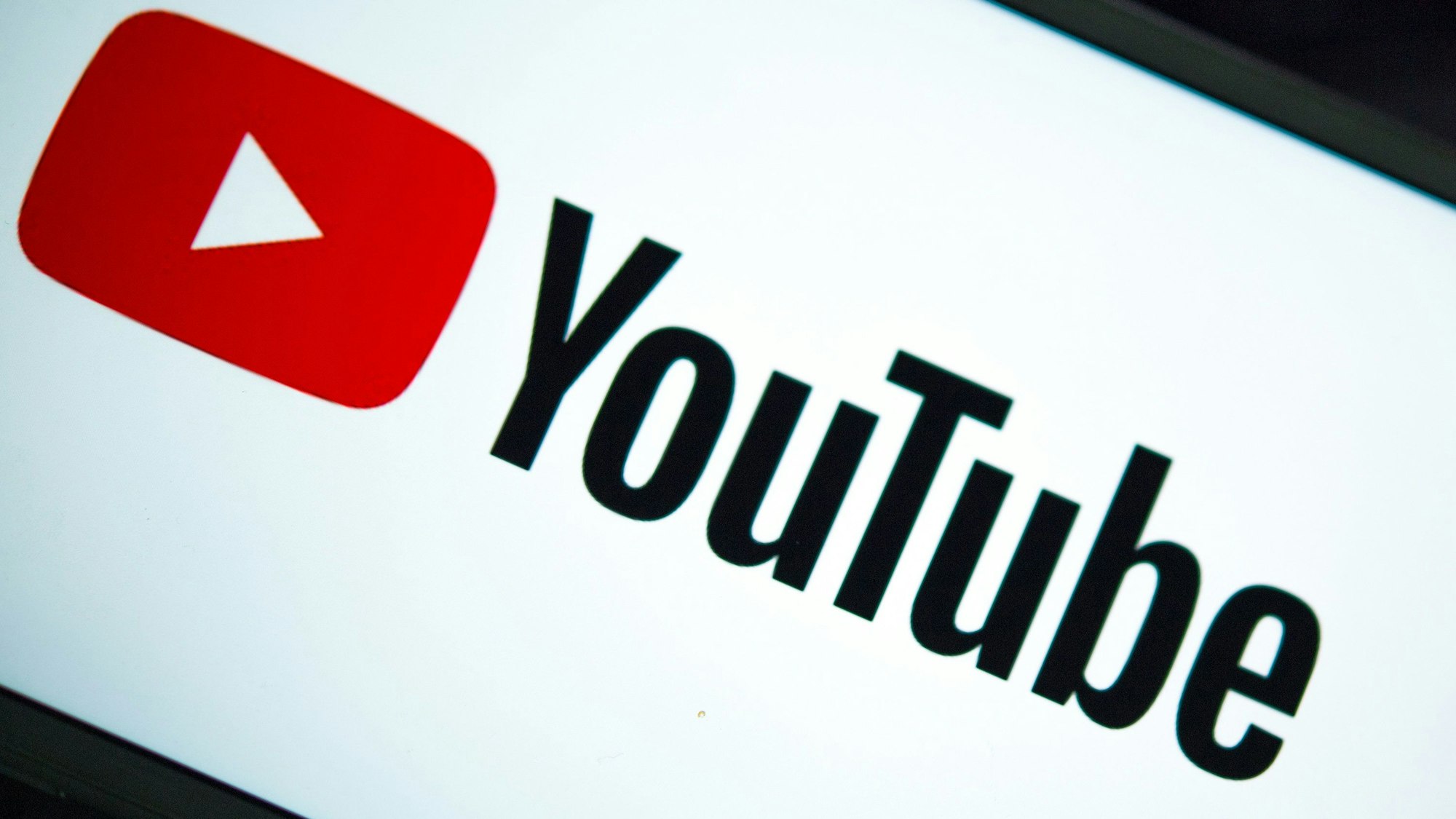 Das Logo von Youtube auf einem Bildschirm