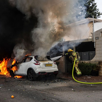 Aschkelon: Israelische Feuerwehrleute löschen ein Feuer, das von einer aus dem Gazastreifen abgefeuerten Rakete getroffen wurde.
