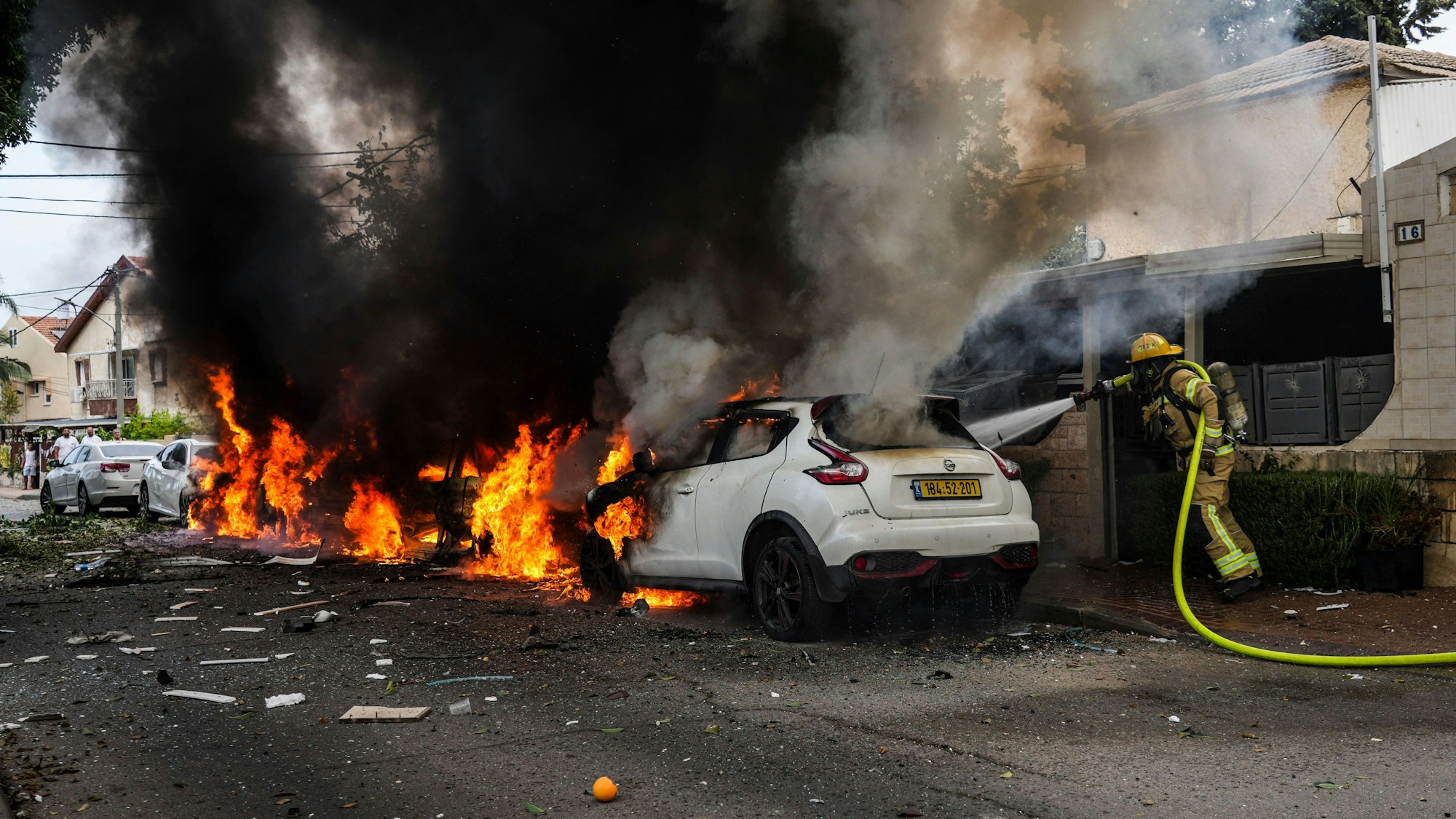 Aschkelon: Israelische Feuerwehrleute löschen ein Feuer, das von einer aus dem Gazastreifen abgefeuerten Rakete getroffen wurde.