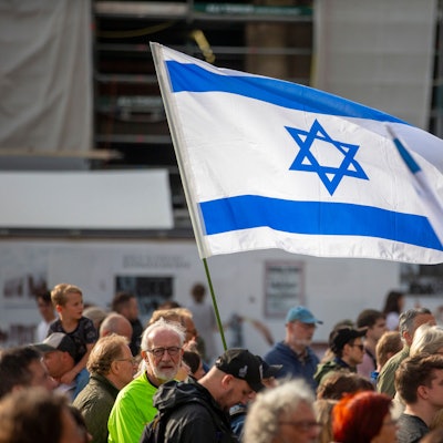Ihre Solidarität mit den Opfern der Anschläge hatten am Samstag hunderte Menschen auf der Domplatte zum Ausdruck gebracht.