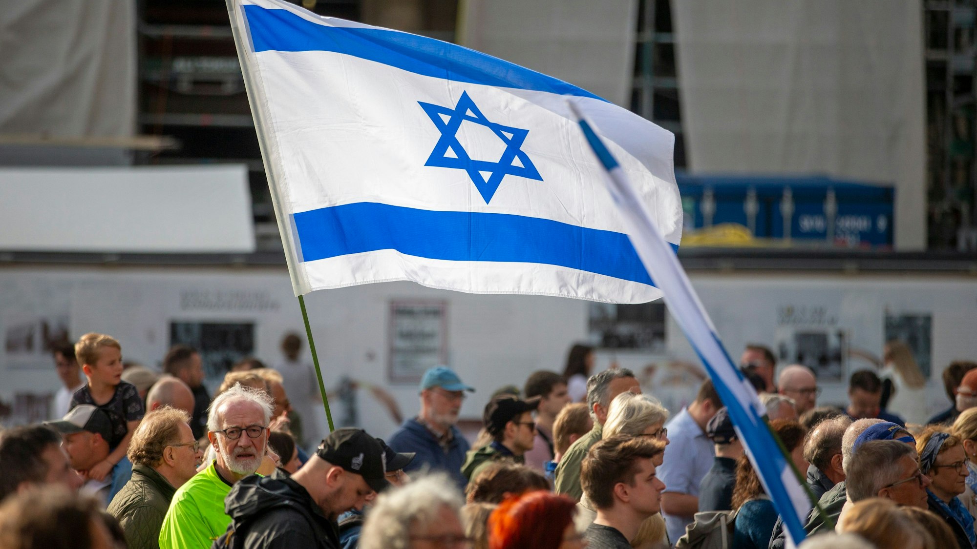 Ihre Solidarität mit den Opfern der Anschläge hatten am Samstag hunderte Menschen auf der Domplatte zum Ausdruck gebracht.