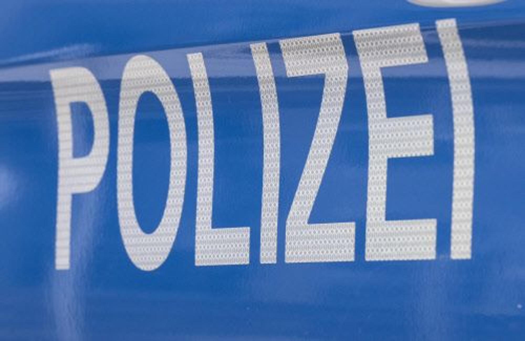 Der Schriftzug ·Polizei· ist auf einem Streifenwagen zu lesen.