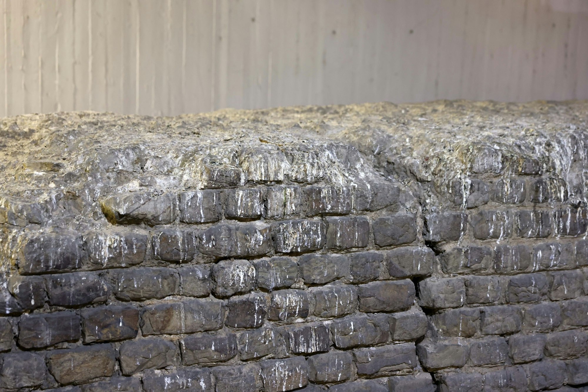 Die 2000 Jahre alte römische Stadtmauer in der Tiefgarage am Dom.
