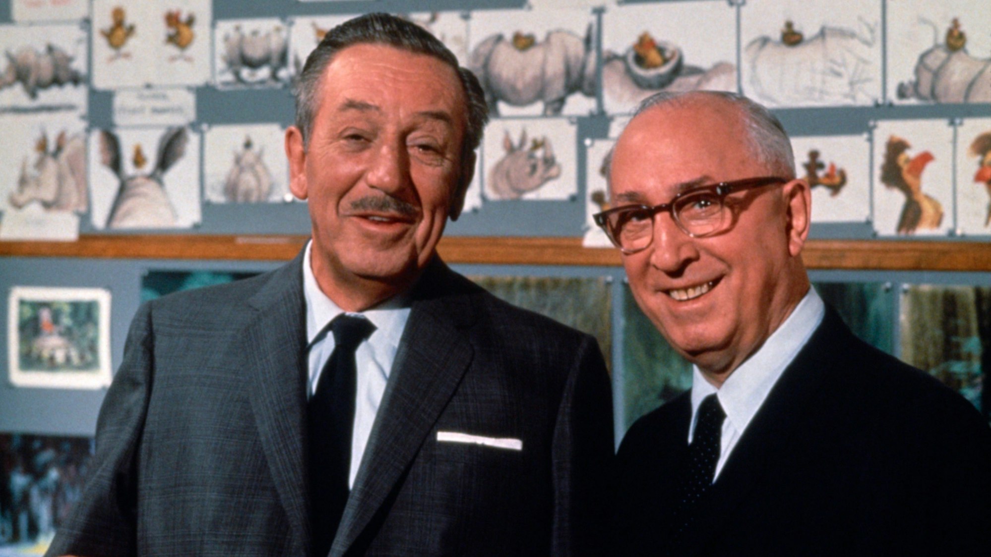 Die von der Walt Disney Photo Library zur Verfügung gestellte Aufnahme aus dem Jahr 1967 zeigt Walt (l) und Roy Disney. (Archivbild)
