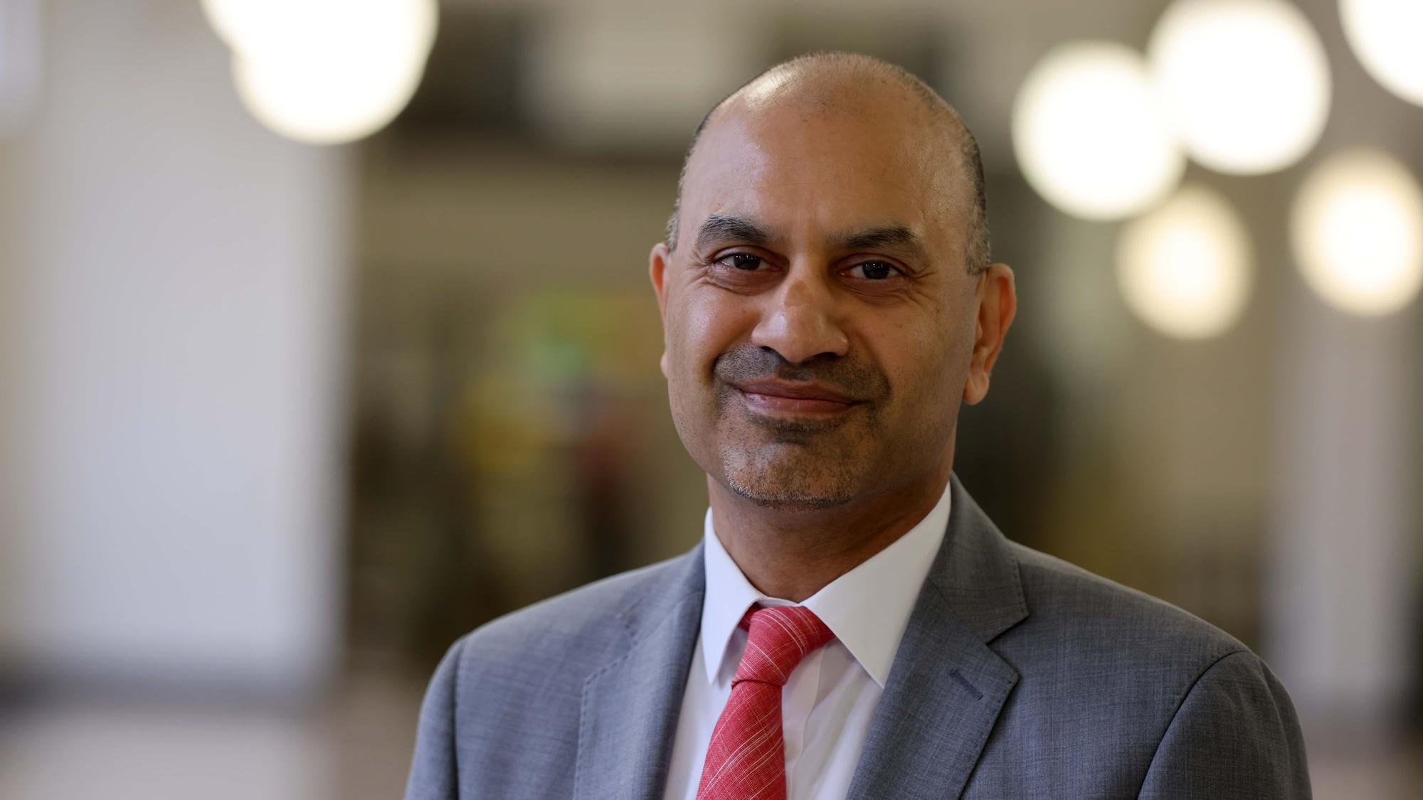Professor Dr. Joybrato Mukherjee im Anzug.