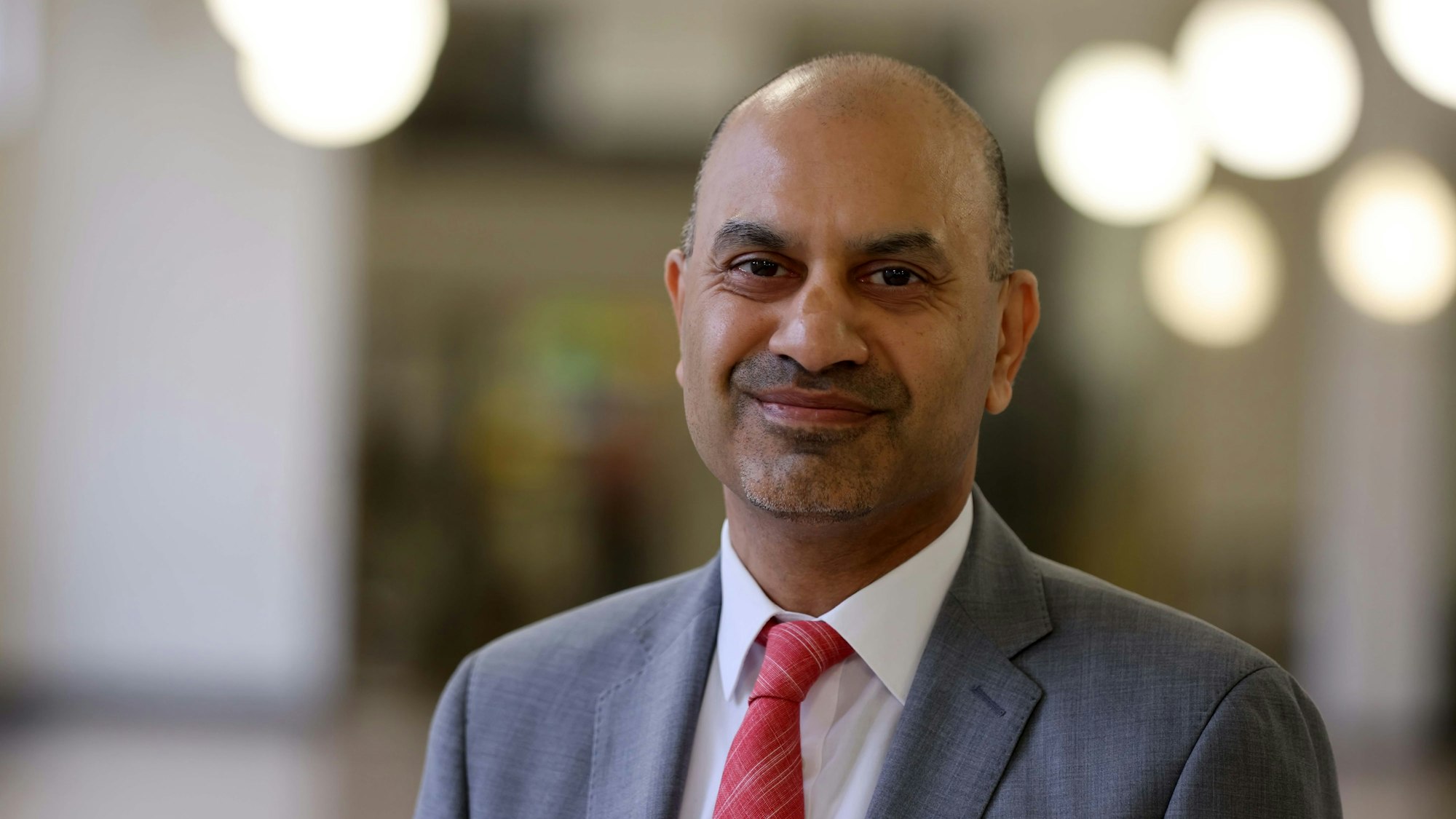 Professor Dr. Joybrato Mukherjee im Anzug.